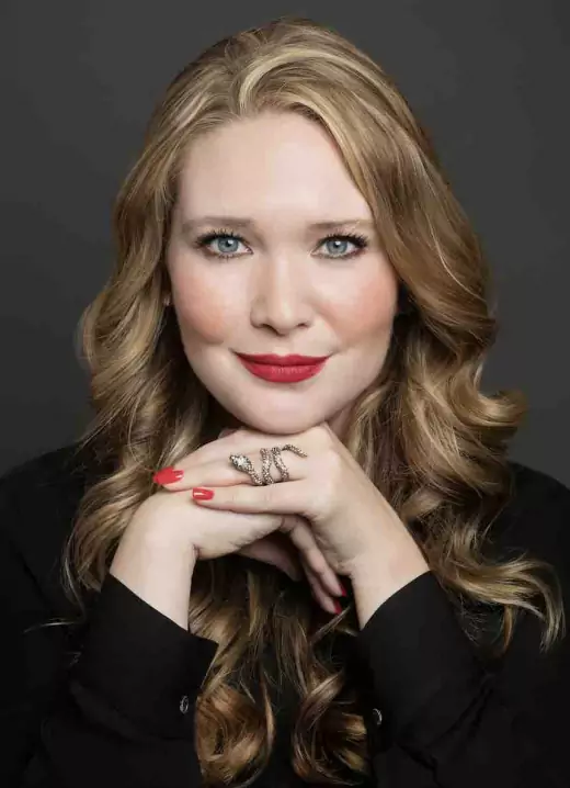 Photo d'une femme aux cheveux clairs et avec du rouge à lèvres rouge